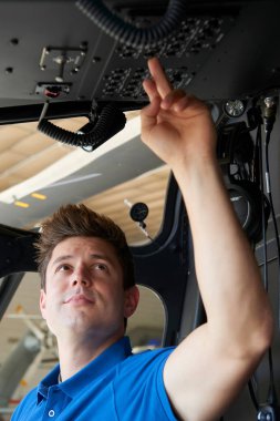 Helikopter Pilot kabinine çalışan erkek Aero mühendisi