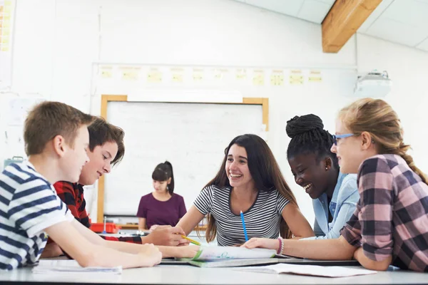 Grupo de estudiantes adolescentes que colaboran en el proyecto en el aula — Foto de Stock