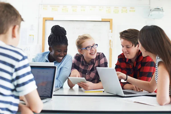 Grupp tonåriga elever samarbeta på projekt i det klass — Stockfoto