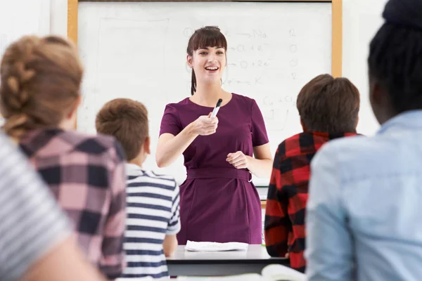 Profesor entusiasta con clase de estudiantes adolescentes — Foto de Stock