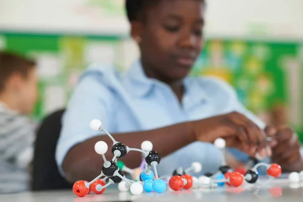 여성 학생 과학 수업에 분자 모형 키트를 사용 하 여 — 스톡 사진