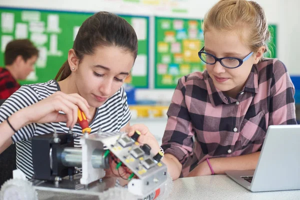 Female Pupils In Science Lesson Studying Robotics — Stock Photo, Image