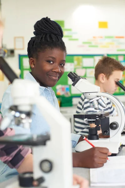 Grupo de alumnos que utilizan microscopios en la clase de ciencias —  Fotos de Stock