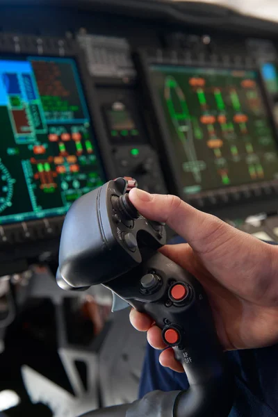 Pilot trzyma Joystick w kokpit helikoptera z bliska — Zdjęcie stockowe