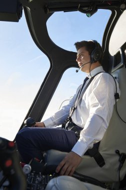 Kokpit helikopter uçuş sırasında pilot
