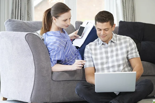 Frilans par arbeta hemma tittar på Laptop tillsammans — Stockfoto