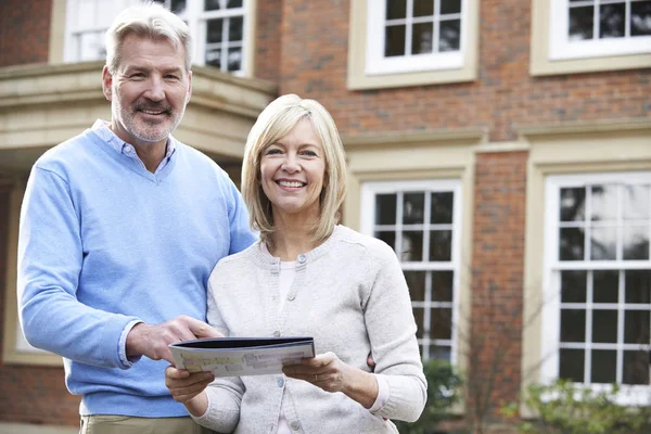 Mogna par står utanför huset tittar på egendom Detaljer — Stockfoto