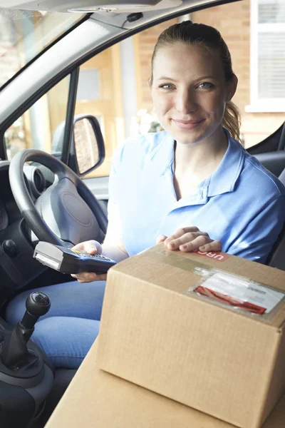 Female Courier In Van Delivering Package To Domestic House — Stock Photo, Image