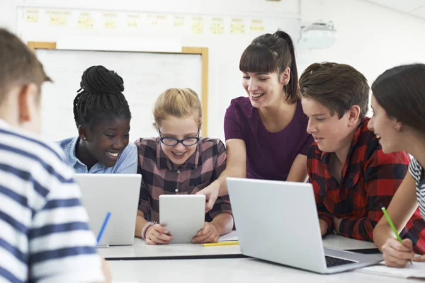 Teenage Students With Teacher In IT Class — Stock Photo, Image