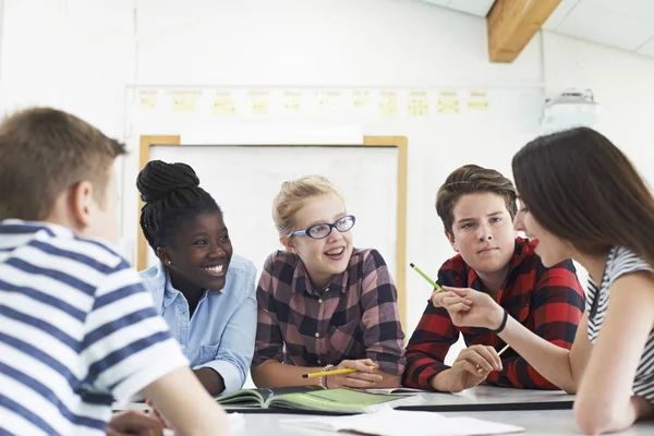 Grupp tonåriga elever samarbeta på projekt i klassrummet — Stockfoto