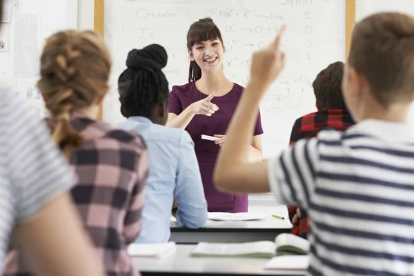 Adolescente aluno resposta pergunta na classe — Fotografia de Stock