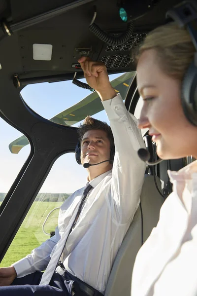 Пилот и второй пилот в кабине вертолета перед взлетом — стоковое фото