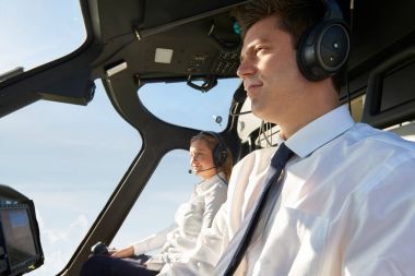 Pilot ve yardımcı pilot helikopter kokpitinde.