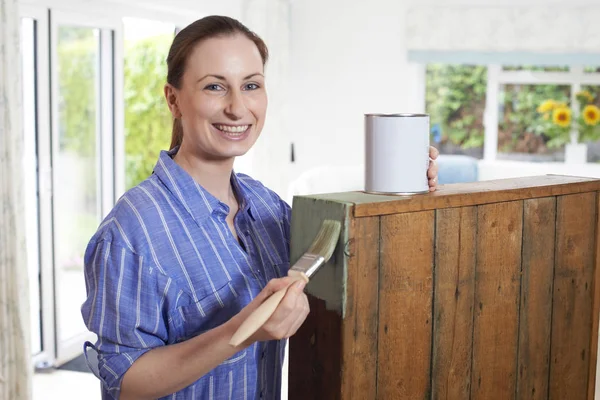 Frau Upcycling Holzschrank zu Hause — Stockfoto