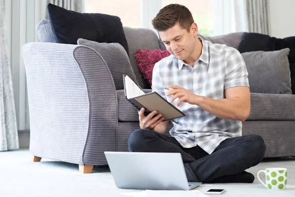 Manlig frilansande arbetstagare använder Laptop hemma — Stockfoto