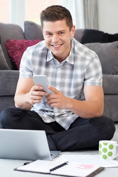 Προσωπογραφία άνδρα εργαζόμενο Freelance χρησιμοποιώντας το κινητό τηλέφωνο στο σπίτι — Φωτογραφία Αρχείου