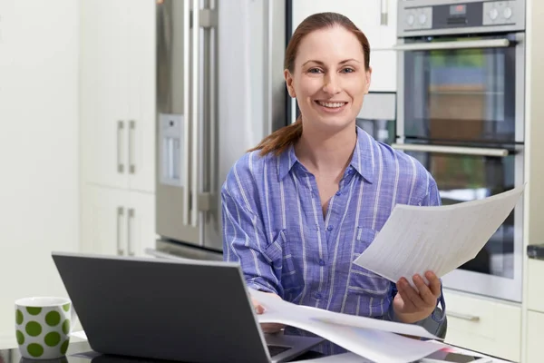 Female Freelance Worker Using Laptop In Kitchen At Home — Stock Photo, Image