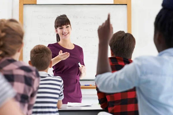 Adolescente aluno resposta pergunta na classe — Fotografia de Stock