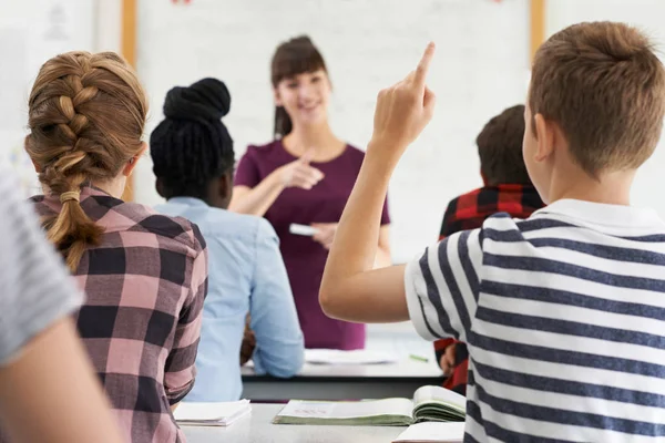 Pytanie odpowiedzi mężczyzna nastoletnich uczniów w klasie — Zdjęcie stockowe