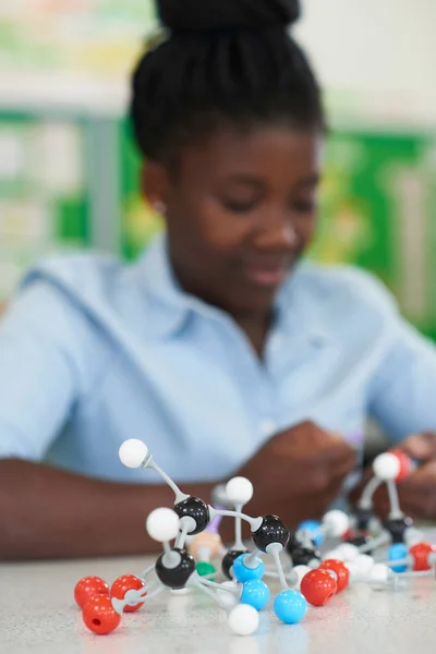 在科学课上使用分子模型包的女学生 — 图库照片