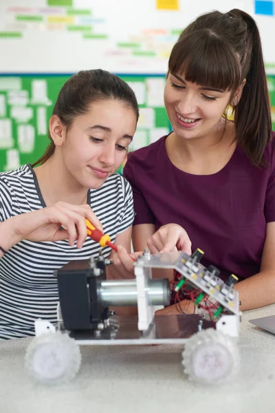 Läraren pratar med kvinnliga eleven studerar Robotics i Science Les — Stockfoto