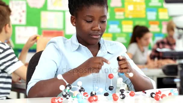 女孩在科学课上使用模型研究分子科学 — 图库视频影像