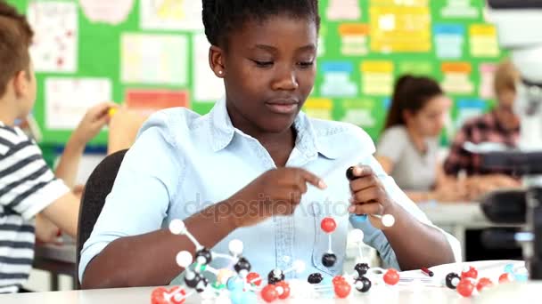 Menina Aula Ciência Usando Modelo Para Estudar Ciência Molecular — Vídeo de Stock