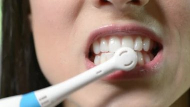Elektrikli diş fırçası ile diş fırçalama kadının yakın çekim
