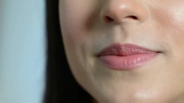 Mükemmel ile gülümseyen güzel kadının yakın çekim