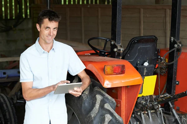 Πορτρέτο της ανδρικής γεωργικός εργάτης χρησιμοποιώντας ψηφιακό Tablet — Φωτογραφία Αρχείου