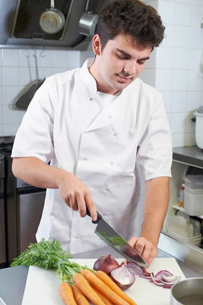 Chef Preparing Vegetables In Restaurant Kitchen — Stock Photo, Image