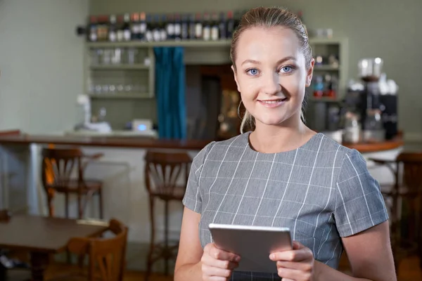 Ritratto di donna manager nel ristorante con tavoletta digitale — Foto Stock