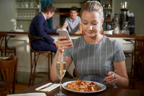 Kvinnliga matbloggare bokföring Online översyn av restaurang måltid Usi — Stockfoto