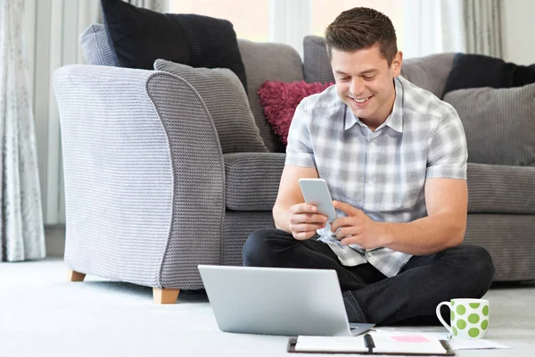 Male Freelance Worker Using Mobile Phone At Home — Stock Photo, Image