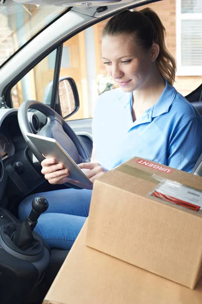 Courier féminin dans Van avec tablette numérique livrant le paquet à — Photo