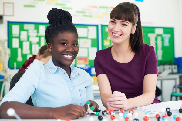 Portrait d'un élève et d'un enseignant féminins utilisant le kit de modèle moléculaire I — Photo