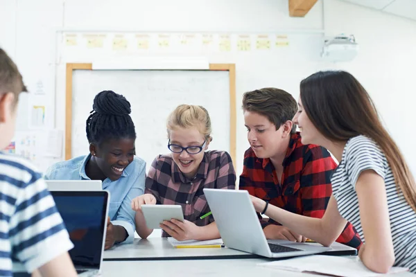 Grupp tonåriga elever samarbeta på projekt i det klass — Stockfoto