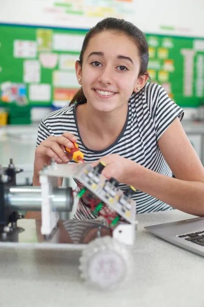 Retrato de alumna en clase de ciencias estudiando robótica — Foto de Stock