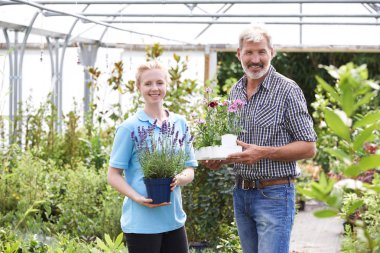 Bahçe Merkezi satış asistanı ile erkek müşteri portresi