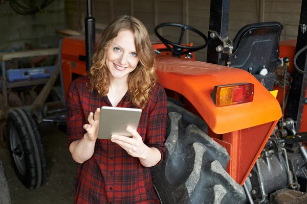 Retrato de mujer trabajadora agrícola en granja usando ficha digital — Foto de Stock