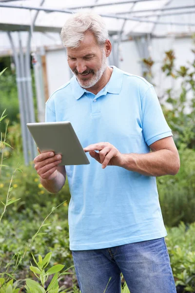 Értékesítési asszisztens Garden Center digitális tabletta — Stock Fotó