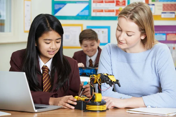 Profesora con alumna en clase de ciencias estudiando robótica — Foto de Stock