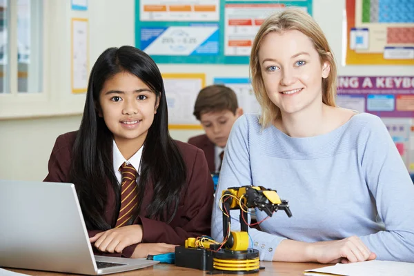 Portret van leraar met vrouwelijke leerling In Science Les studeren — Stockfoto