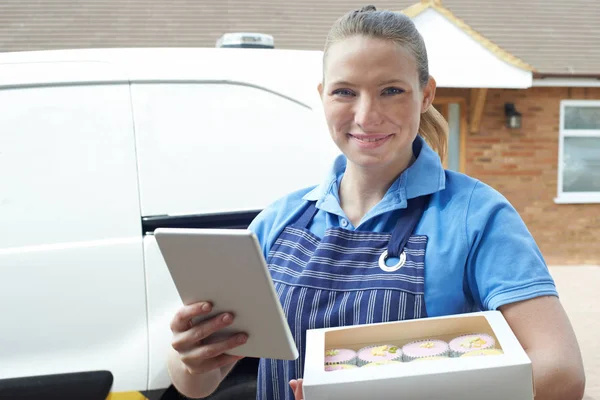 Porträt einer Bäckerin mit digitalem Tablet, die nach Hause liefert — Stockfoto