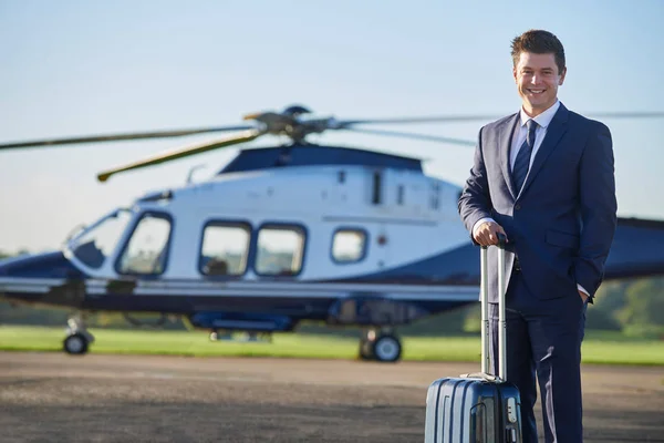 Portrét podnikatele stojícího před vrtulník — Stock fotografie