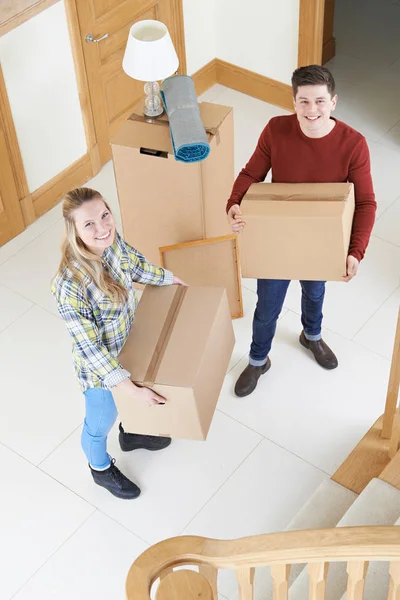 Retrato de jovem casal transportando caixas em movimento no dia — Fotografia de Stock