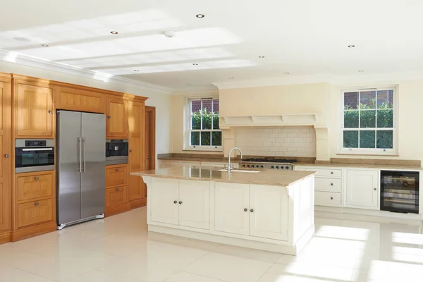 Luxury Fitted Kitchen In Beautiful Home — Stock Photo, Image