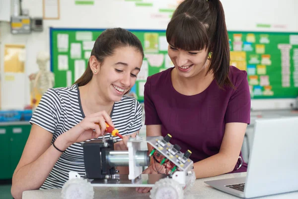 Profesora con alumna que estudia robótica en la lección de ciencias — Foto de Stock