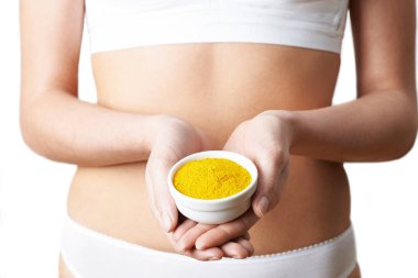 Kadın iç çamaşırı Tumeric çanak tutarak yakın çekim