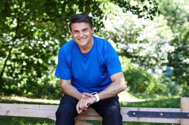 Egzersiz yaparken etkinlik izleyicisi'ni kullanma olgun adam portresi 